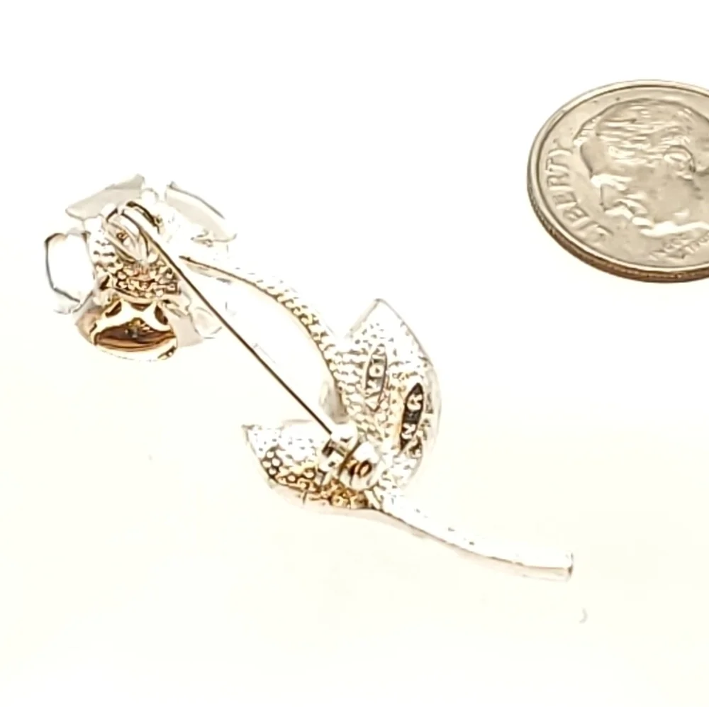 𝅺VINTAGE Avon Brooch